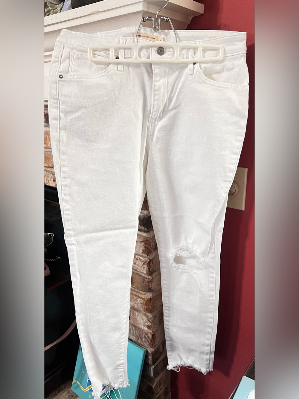 Levi's White Women's Skinny Jeans with Distressed Knee